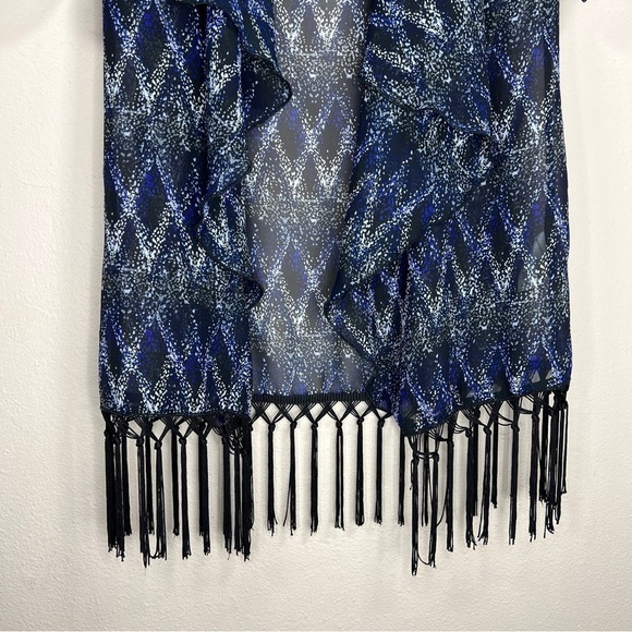 NEW SMALL LULAROE BLUE WHITE SHRUG SHAWL FRINGE ACCENT BOHEMIAN BOHO KIMONO - Picture 4 of 9